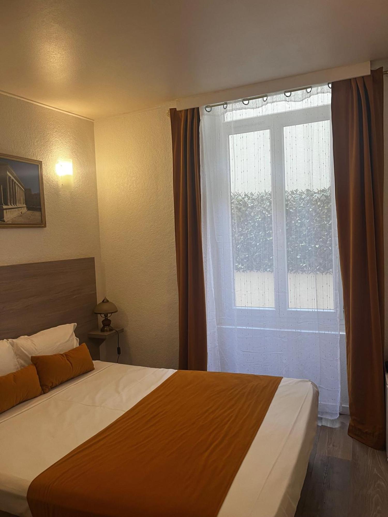 Empire Hotel นีมส์ ภายนอก รูปภาพ