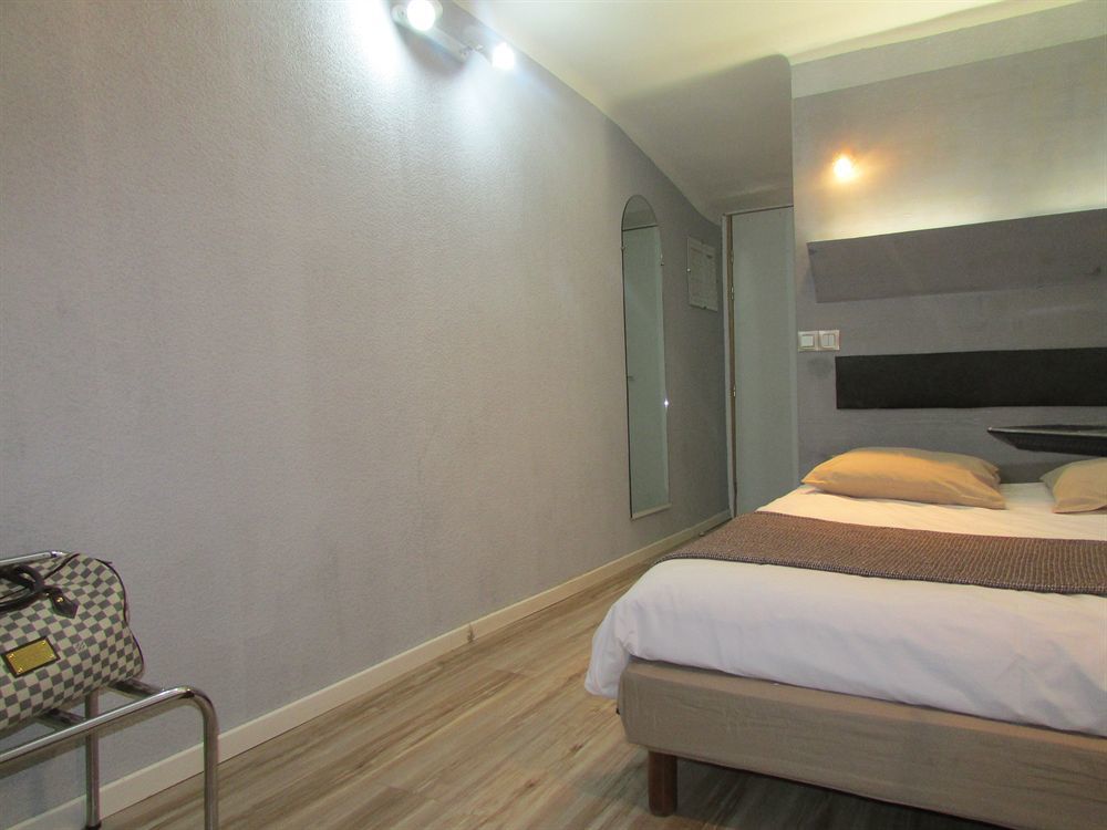 Empire Hotel นีมส์ ภายนอก รูปภาพ